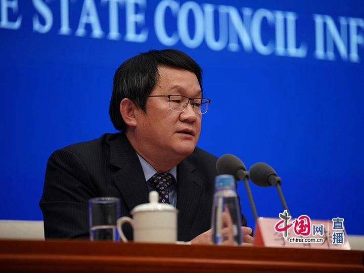 中国科学院国家天文台研究员,探月工程三期副总设计师李春来回答记者