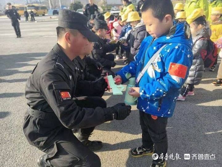 泰安幼儿园萌娃进警营,零距离体验警察工作