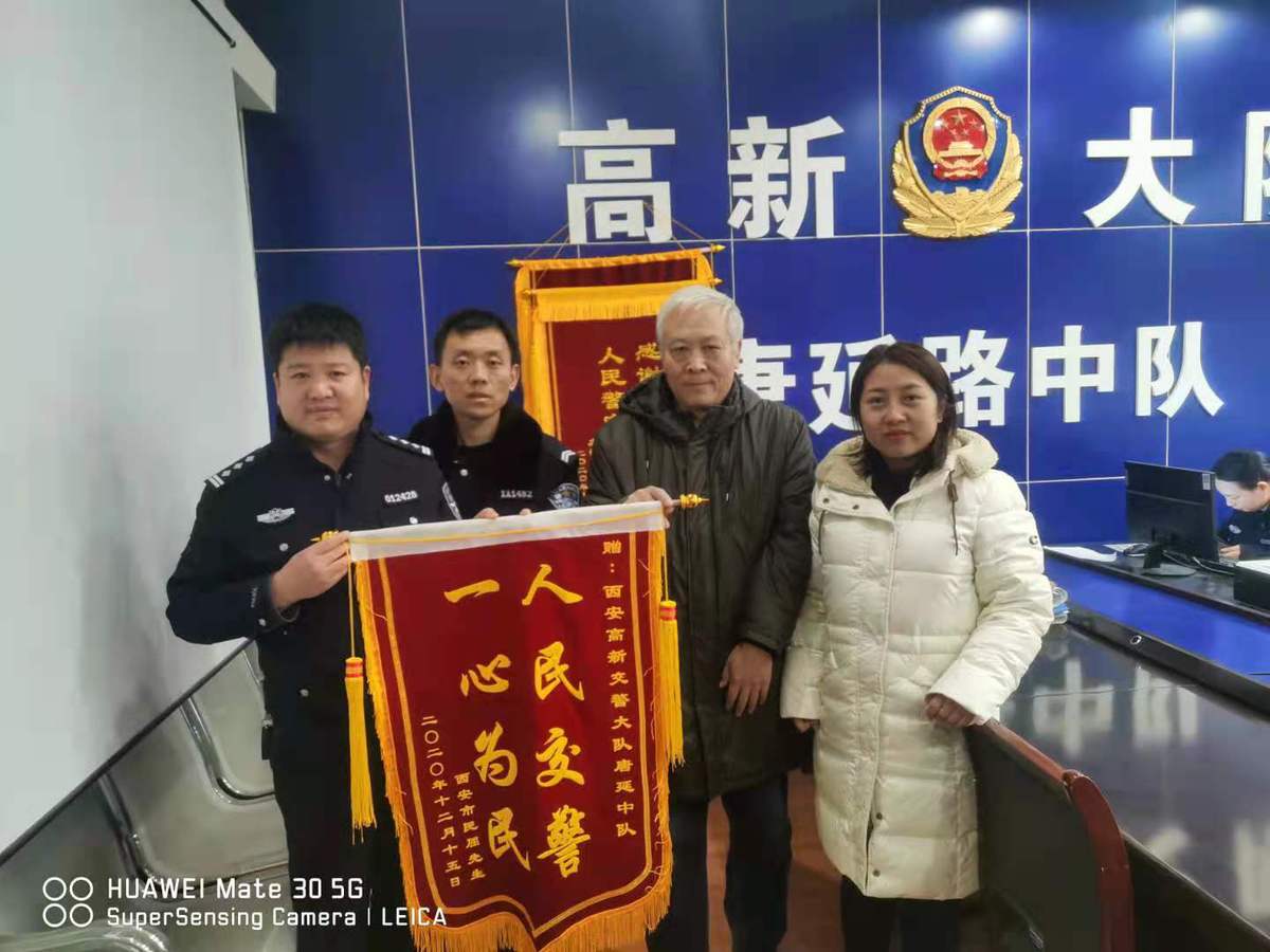 小孩惊厥送医遇堵车 西安高新交警开启“绿色通道”护送就医