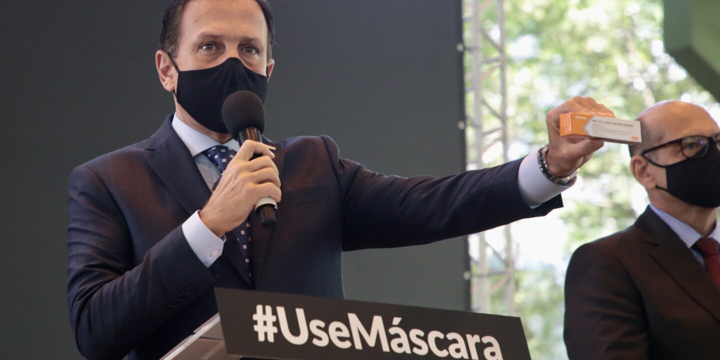 今年7月，圣保罗州州长多利亚在新闻发布会上展示中国疫苗圣保罗州政府图