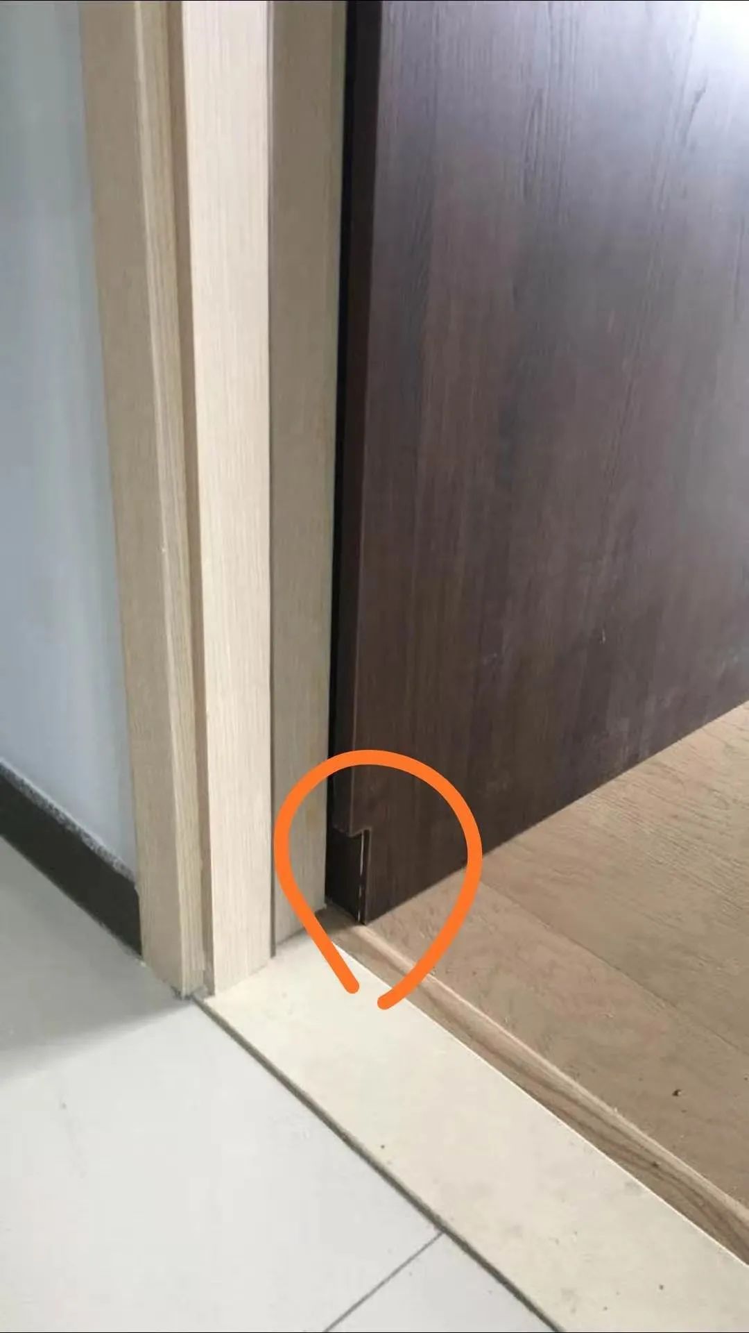 ▲衣柜突出,让房间门难以开合