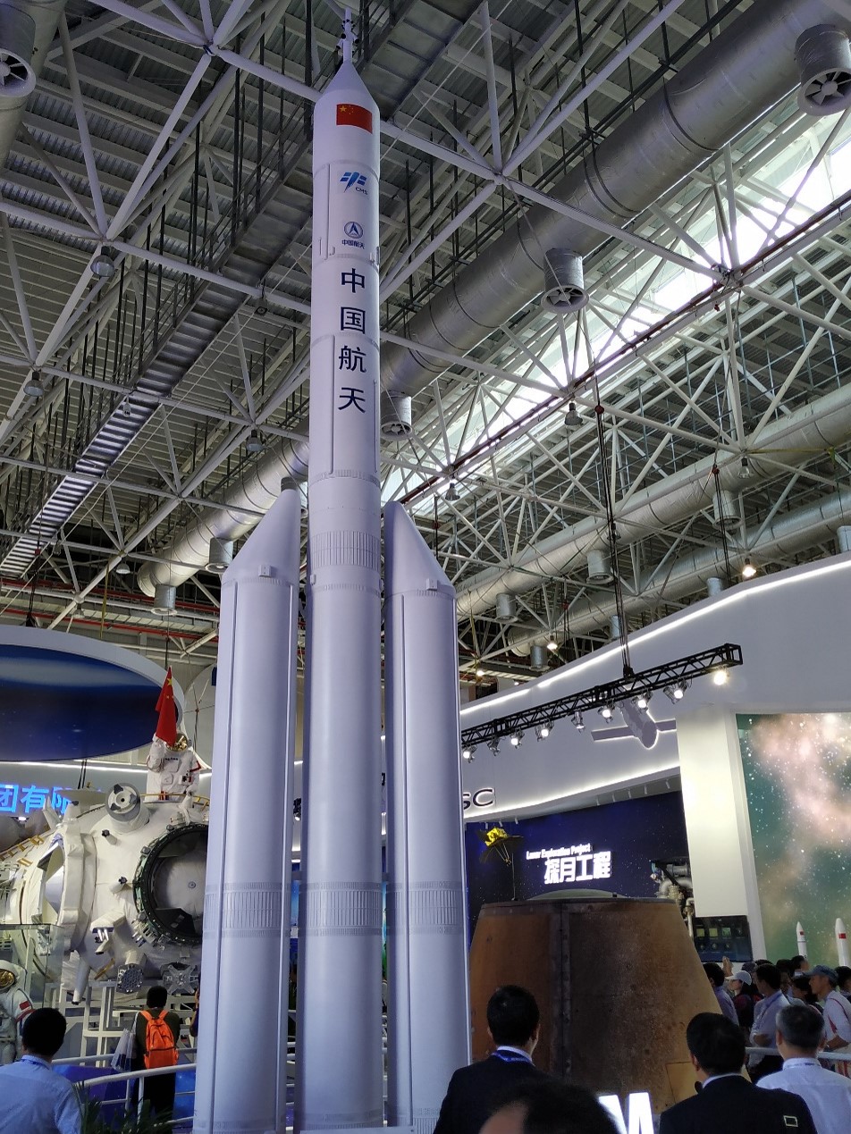 珠海航展上展示的新一代载人运载火箭.