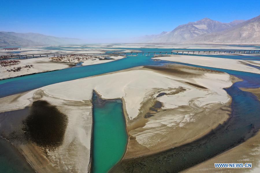 Aerial photo taken on Dec. 16, 2020 shows a view over the Yarlung Zangbo River in Zhanang County, Shannan City of southwest China's Tibet Autonomous Region. (Xinhua/Wang Zehao)