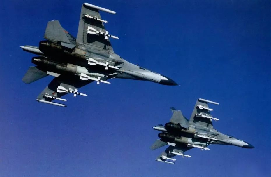 挂载导弹的苏-27sk