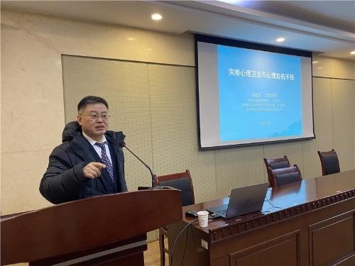 党委书记冯建忠授课