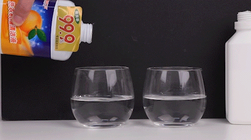 ▲橙乐工坊清洁液已经开始“工作”，而固体清洁剂还在待机状态