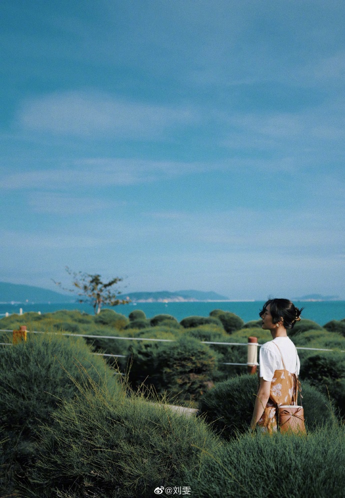 刘雯晒海边度假美照碎花长裙配牛仔裤时尚又文艺