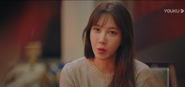 顶楼 周丹泰害死慧仁后 提出卖掉慧仁的土地 秀莲摔杯子拒绝 顶楼 慧仁 杯子 新浪新闻