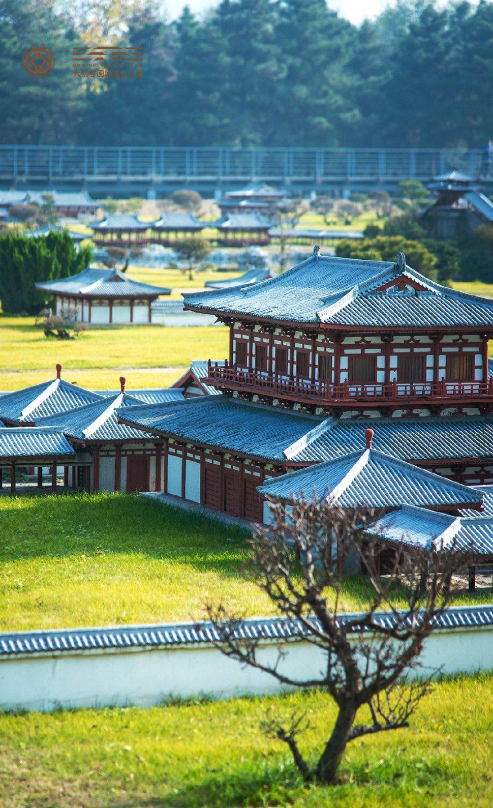 川原缭绕浮云外,宫阙参差落照间.
