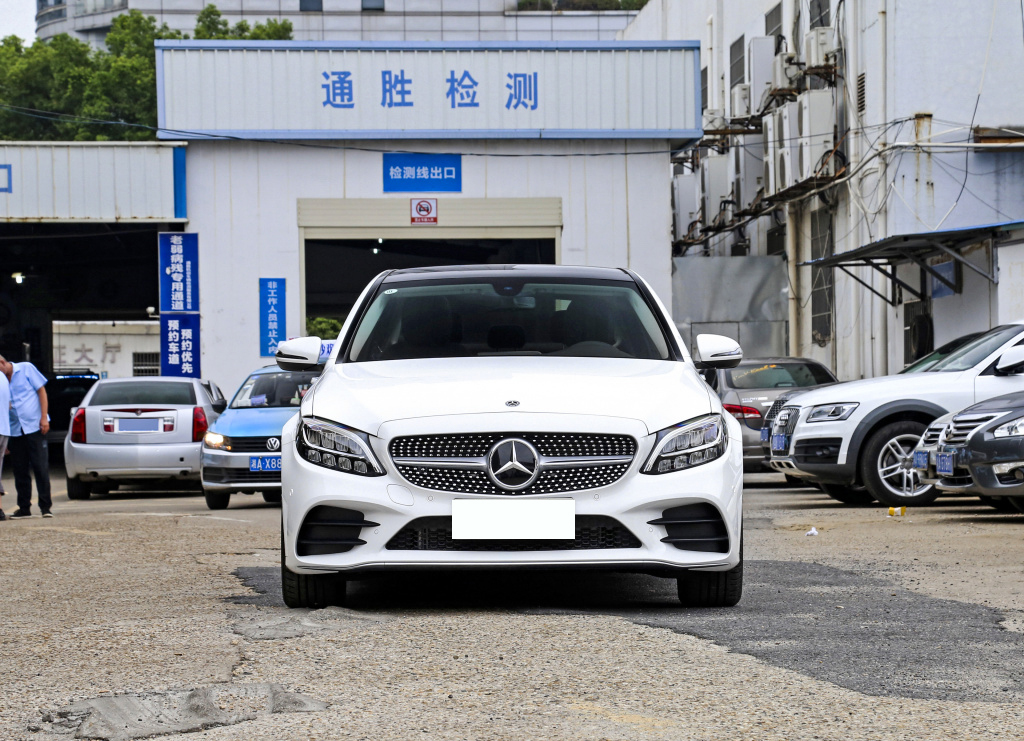 今天我们的主角是2021款奔驰c级(配置|询价)c200 l 时尚运动版车型