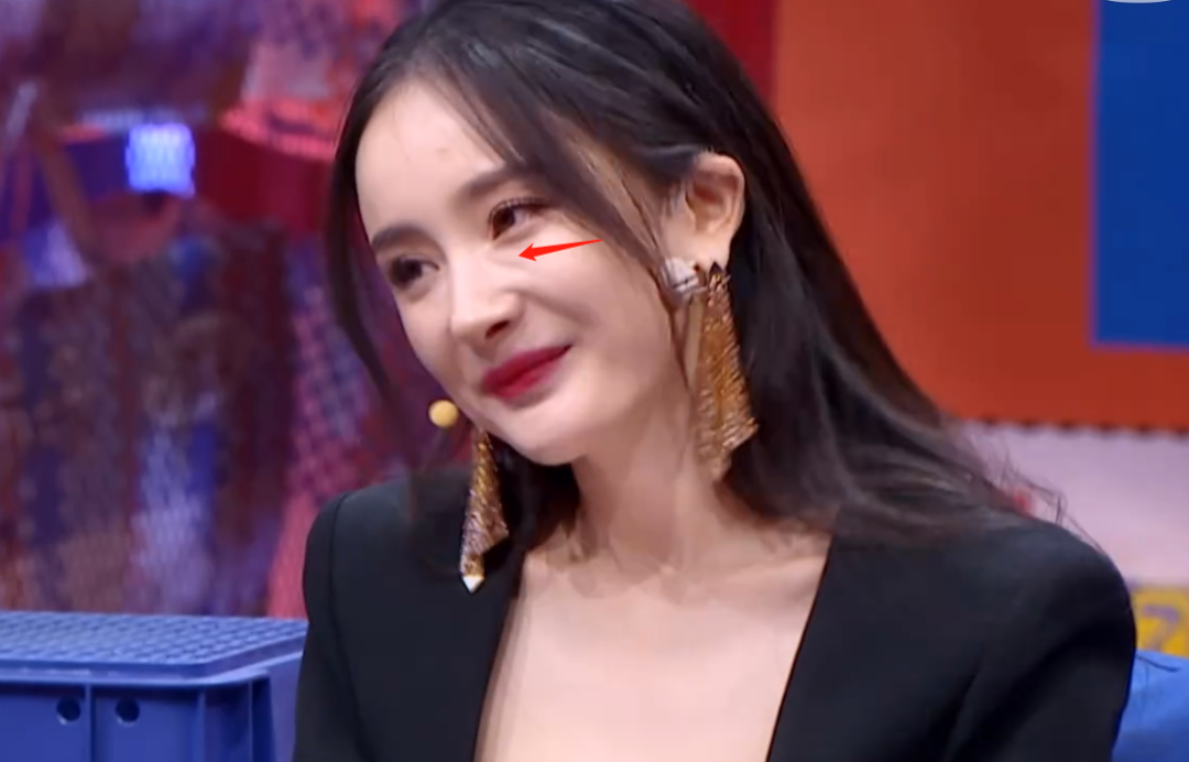 奇葩说7首播杨幂妆容精致状态却拉垮脸部松弛法令纹明显
