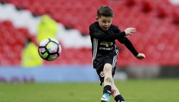 凯伊·鲁尼也是一名前锋,非常喜欢踢球,被称为「足球狂」.