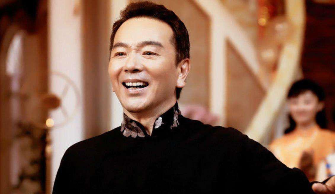 张晨光现身机场无人识两获影帝还上春晚坚持4年为妻子送玫瑰