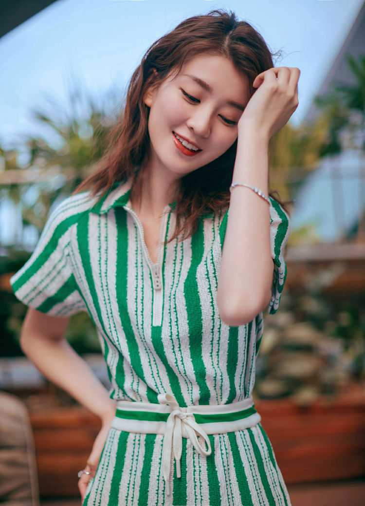 乔欣这身材是个女人都会羡慕穿白色镂空套装秀长腿细腰太迷人