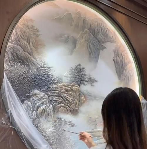 但她依然笑着面对生活,在大二的时候,佳佳接触到壁画,第一次