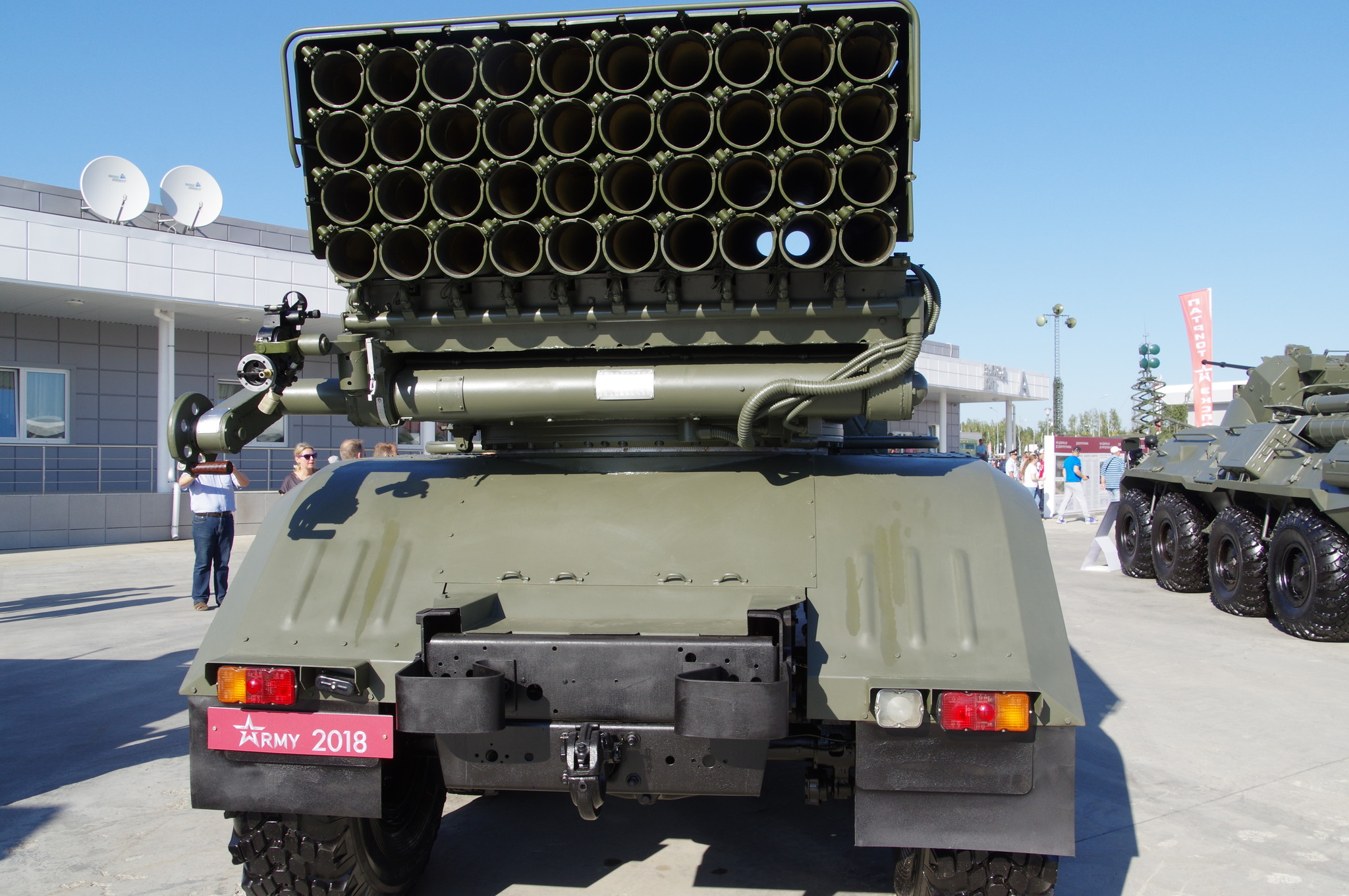 俄一款暴力美学十足的武器龙卷风火箭炮系统有何特点呢