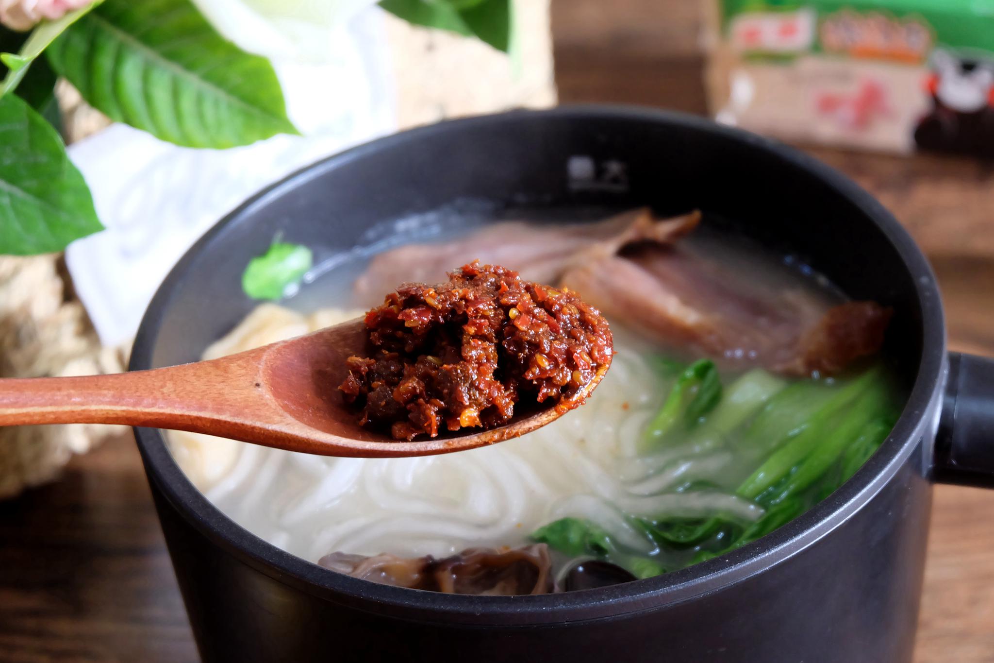 11,码上酱牛肉片,一锅美味的家常土豆粉就做好了,滑嫩爽口,非常好吃.