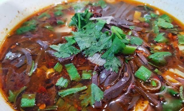 土门是一家古老的面汤餐馆,附近的人从小吃到大餐应有尽有|羊血|土门
