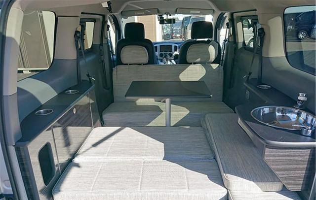 日产nv200房车,高1.8米能进地库,魔术空间变大床和客厅