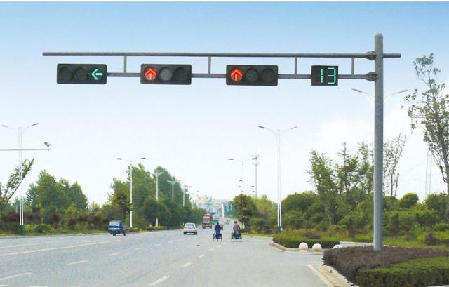 (2) 圆形灯,但是有额外"禁止右转直转"标识每个地方的信号灯设置会有