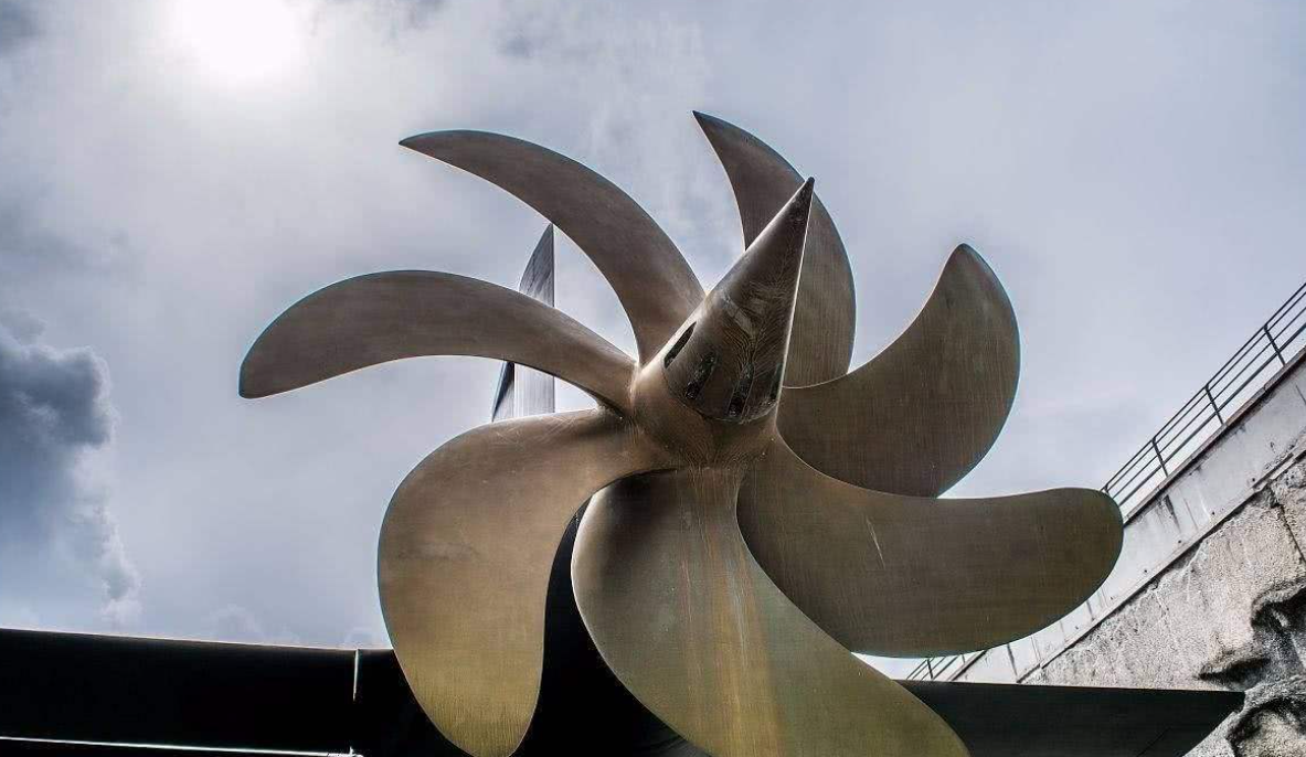 航母的螺旋桨为何看起来那么小这真的能推动航母前进吗