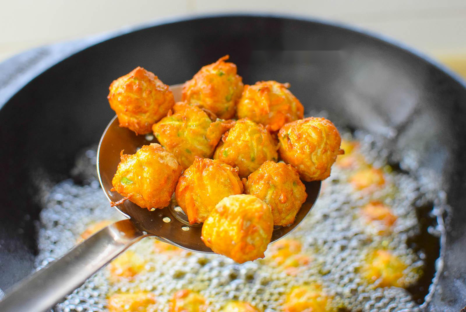 炸萝卜丸子时不加面粉不加水这么炸出来金黄酥脆超好吃