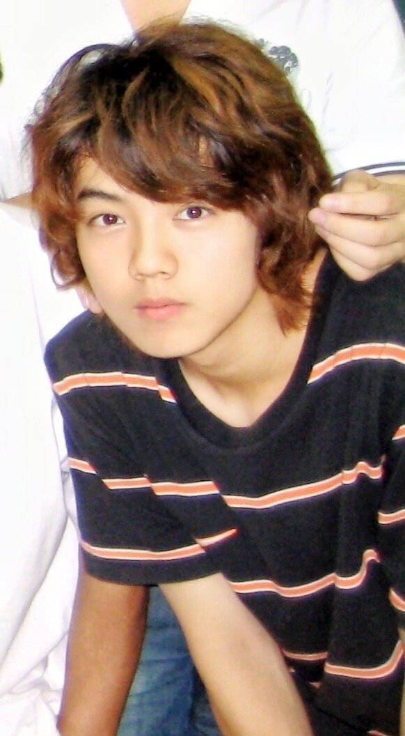 鹿晗出道前旧照登热搜榜首,"非主流"造型缺乏男子汉气概