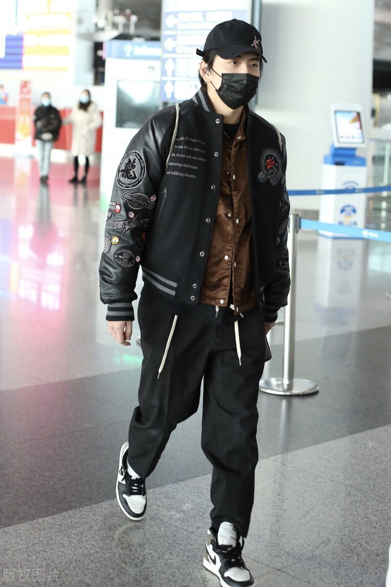 王大陆穿黑色棒球服现身机场头戴黑色棒球帽帅气满分