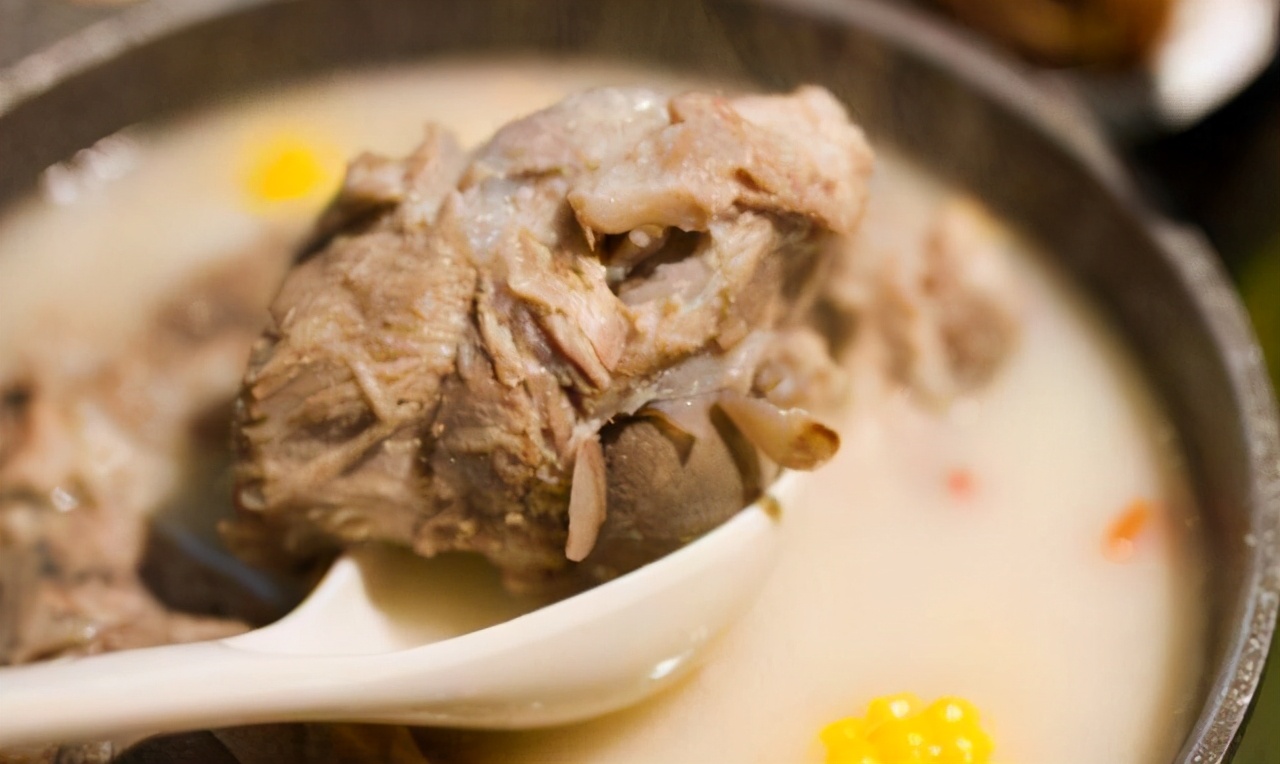 就算你煲几个小时都溶解不了多少,据测试每100毫升骨头汤中约含有2