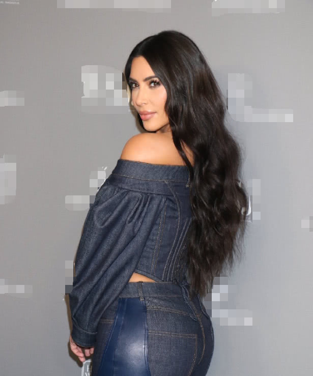 金卡戴珊气质惊艳大波浪卷发搭配一件牛仔套装美出了新高度