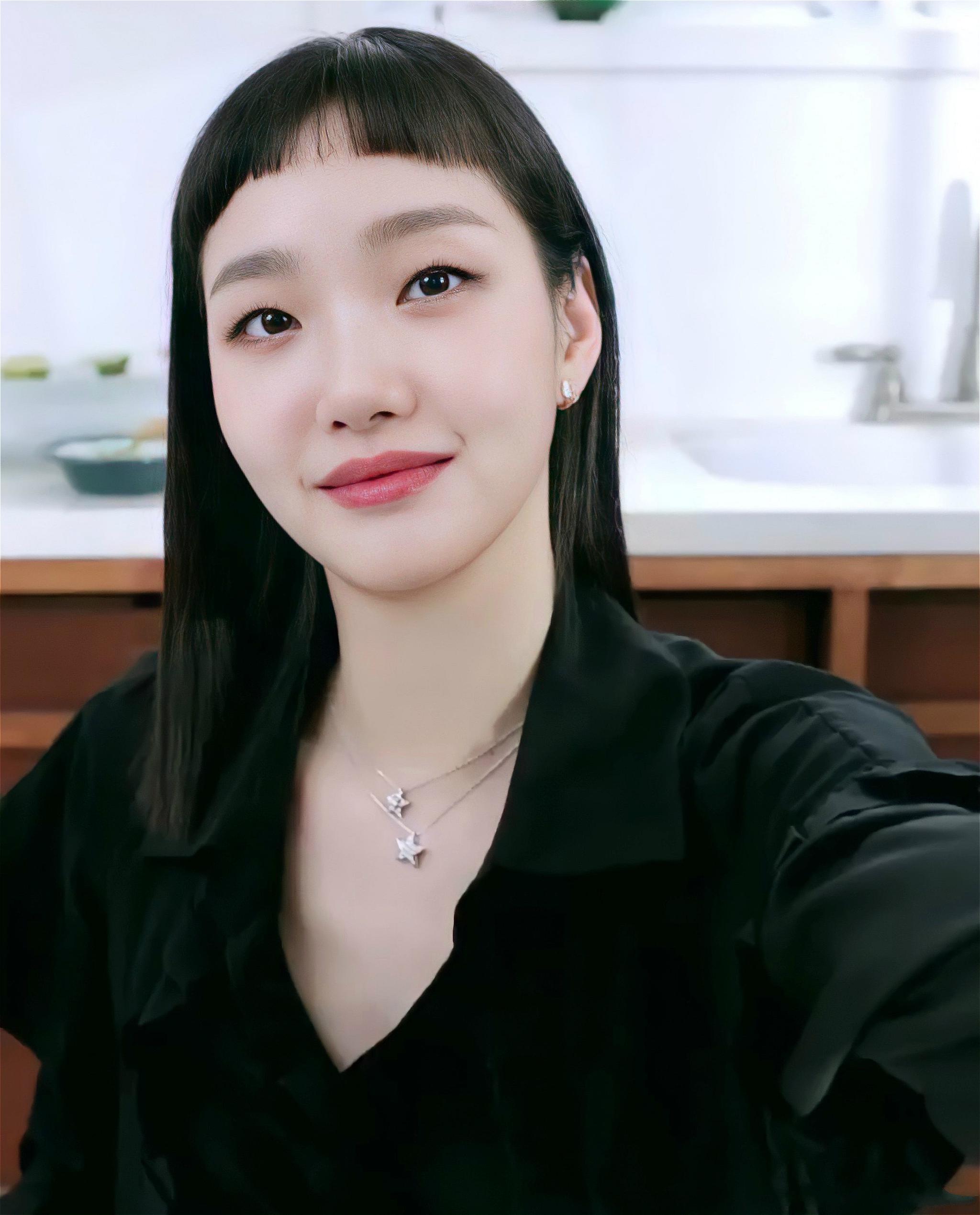 金高银新造型的特殊亲民的气质笑容绝对治愈清新脱俗