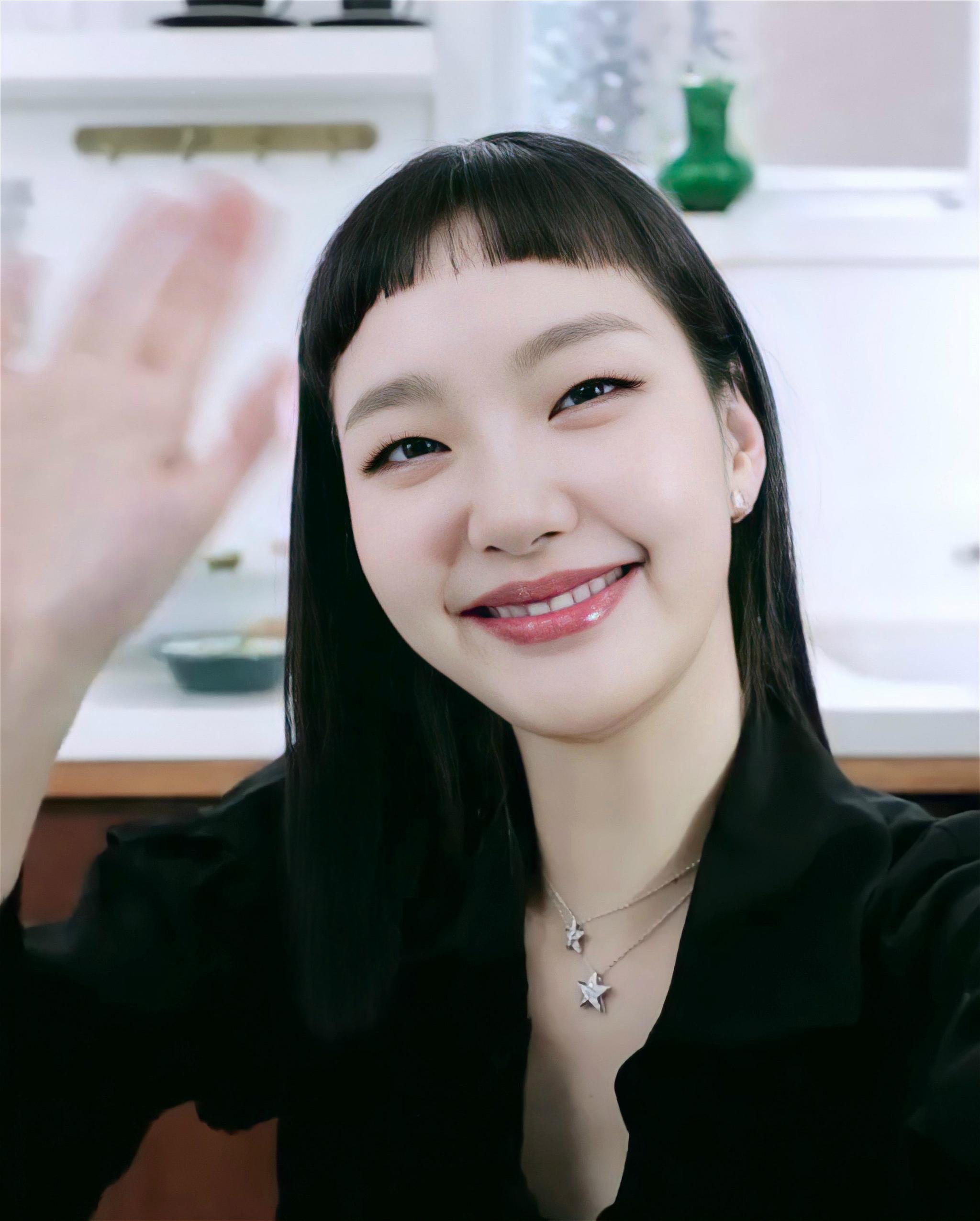 金高银新造型的特殊亲民的气质笑容绝对治愈清新脱俗