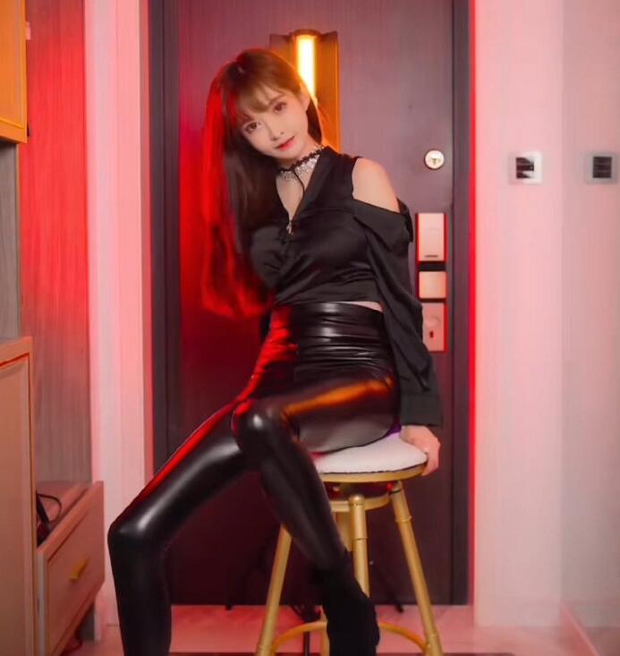 王羽杉cos圣诞老人,却因手臂上汗毛林立,被粉丝吐槽太邋遢