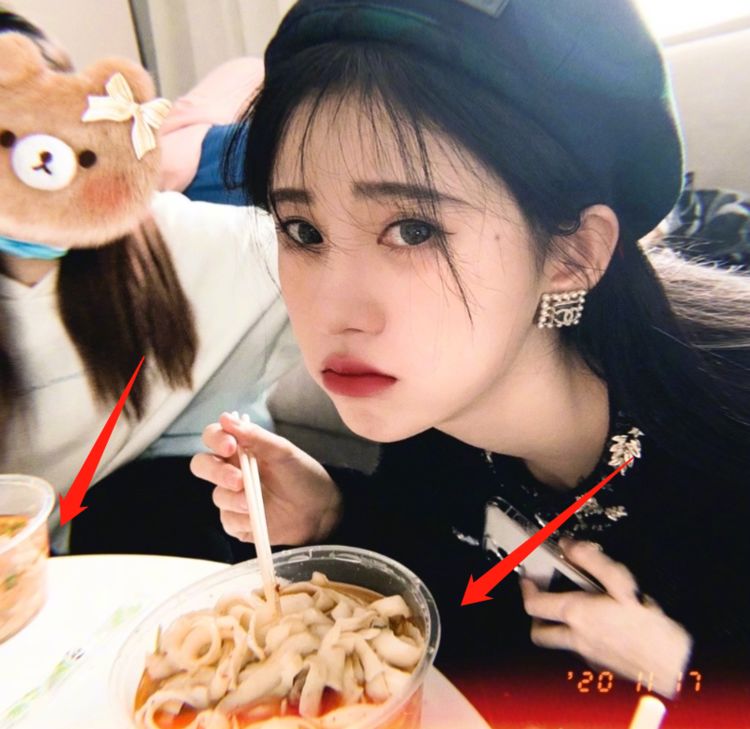 鞠婧祎"吃粉"被助理偷拍,照片放大,真吃假吃一目了然