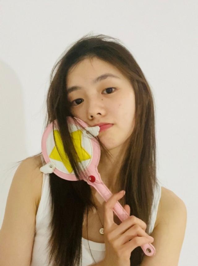 新一代谋女郎刘浩存00皮肤细嫩半梦憨笑超甜