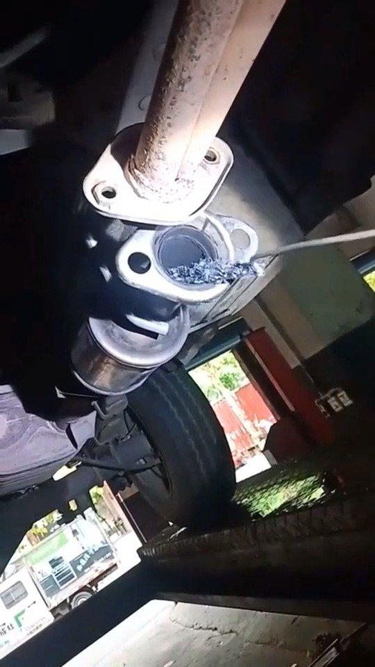 违章停车的下场,排气管被塞了钢丝球,修车好几千!1373