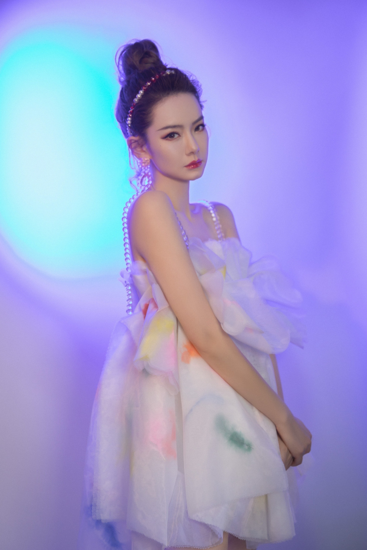 戚薇太会穿了!雾莲仙女裙搭配丸子头,甜美可爱的样子和女儿好像