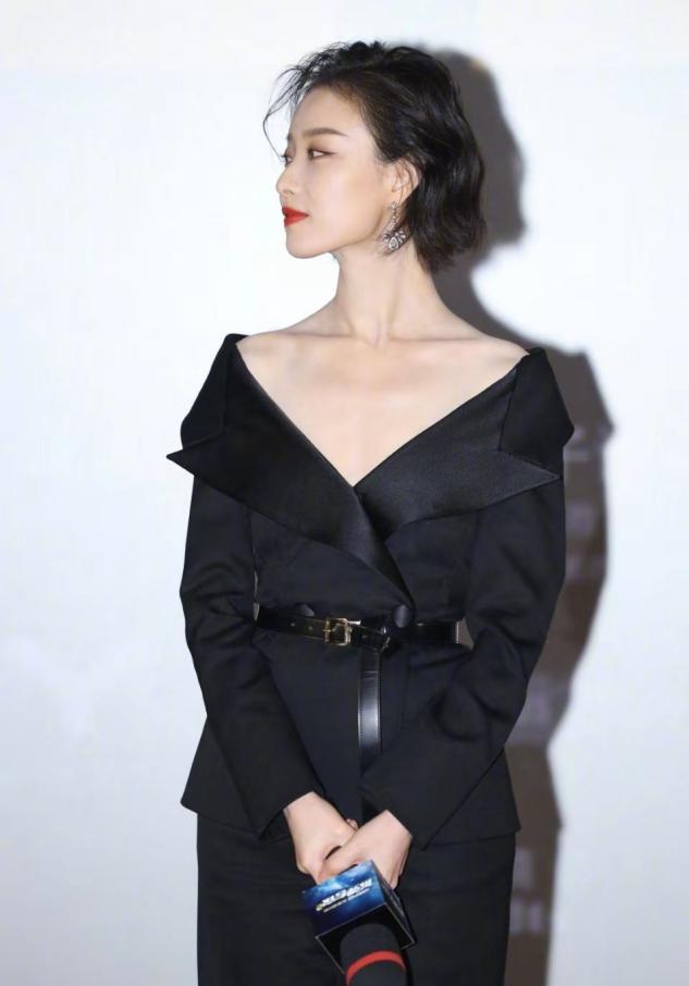 被倪妮的一字肩惊到了穿露肩西装锁骨美炸了生图法令纹太夸张