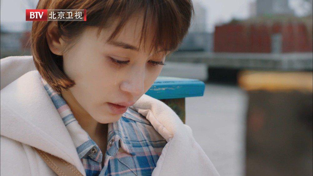 焦佳人@王子文oli 来到和小宇的秘密基地,看着他留下的画册