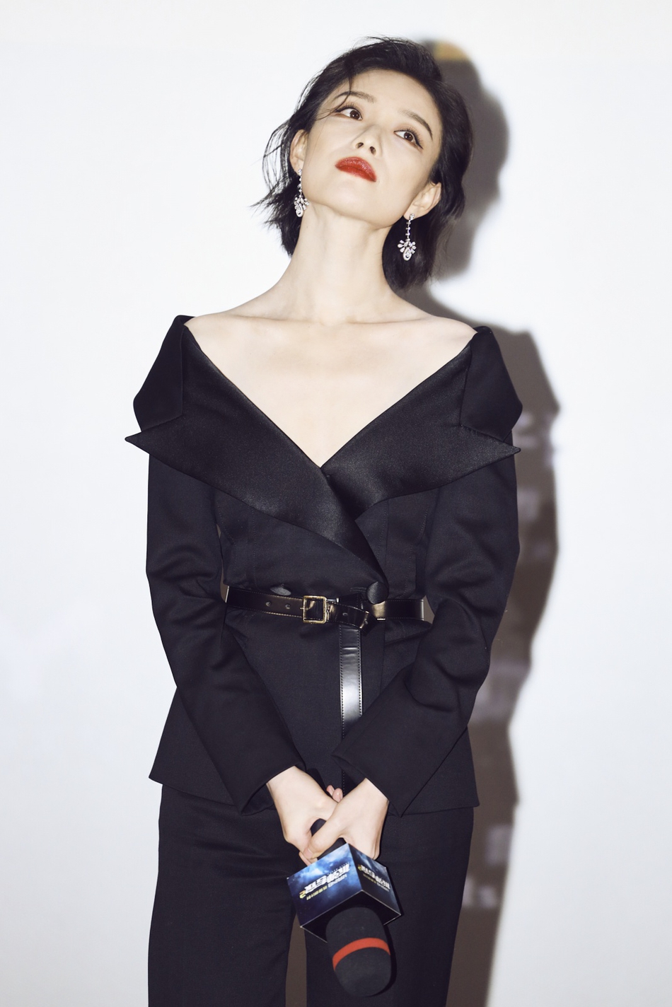 倪妮短发红唇身穿深v锁骨套装引人注目