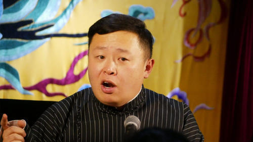 德云社阎鹤祥成功"开箱",一张候场照片,道出了一年的辛酸