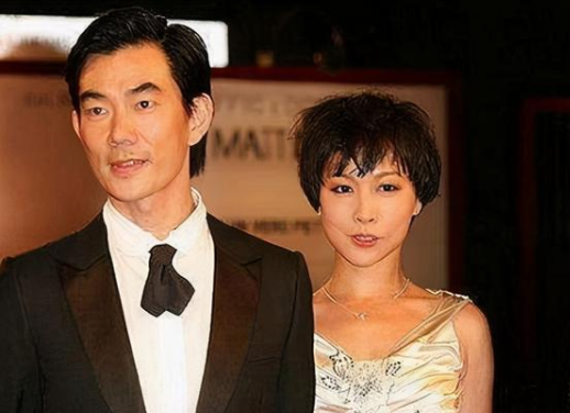 任贤齐与妻子罕同框,十指紧扣贴心搀扶护妻,婚后18年仍似初恋