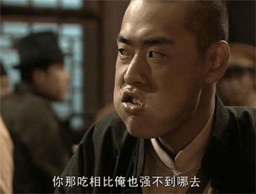 新老版《亮剑》魏和尚吃饭,一个狼吞虎咽用手抓,一个看着没胃口