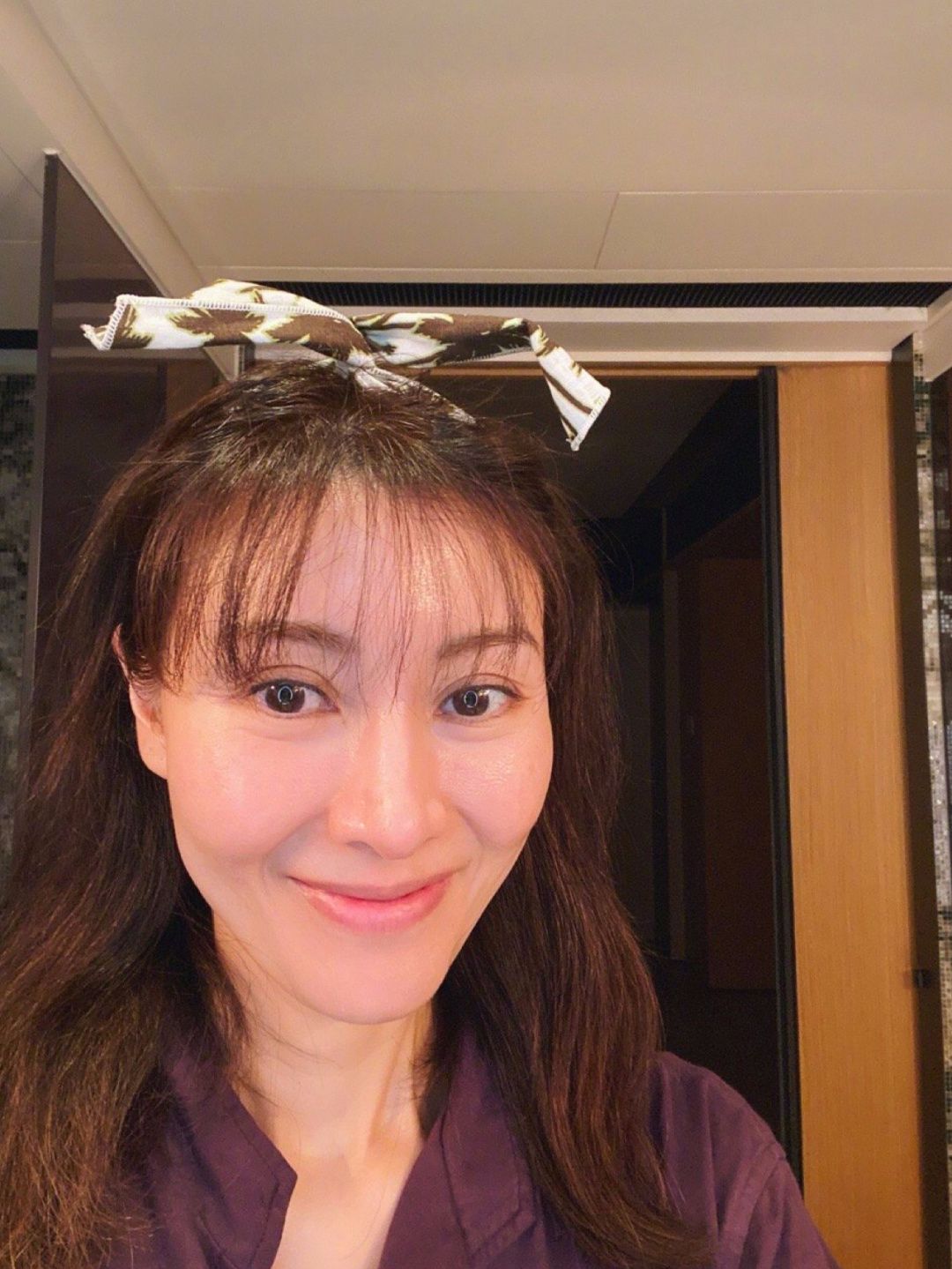 李嘉欣再会保养也会老,卸了妆就是正常的五十岁,已经有了白发!