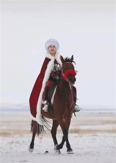 雪地策马女副县长停掉直播冷处理爆红后要更冷静