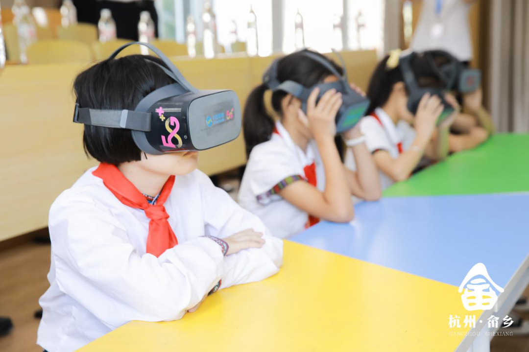 看VR上课,坐“舱”里养鱼,5G数字乡村原来是这样的!|天眼|VR|5G_新浪科技_新浪网