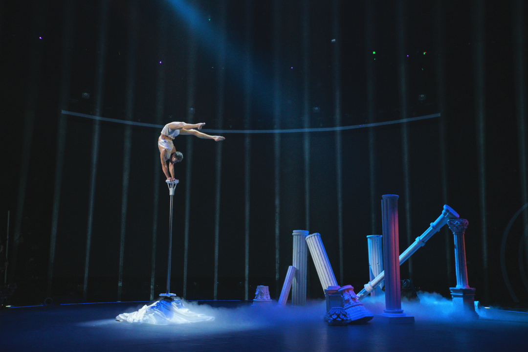 集无数荣誉于一身的李童,5岁开始学杂技,至今已有24年,如今他的身体