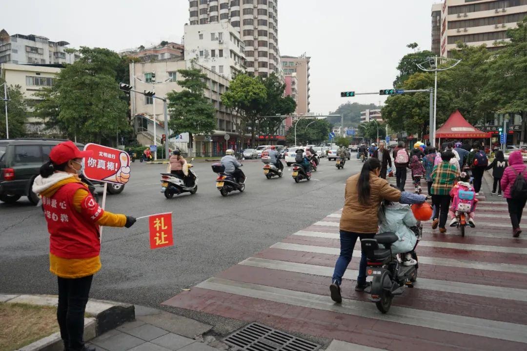 市民文明出行的意识在不断增强.