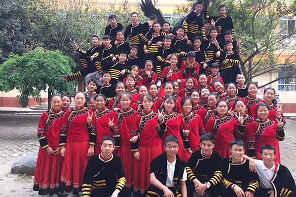 图为国开行四川分行“温暖凉山·精准扶贫”春晖助学行动照亮彝家学子求学路