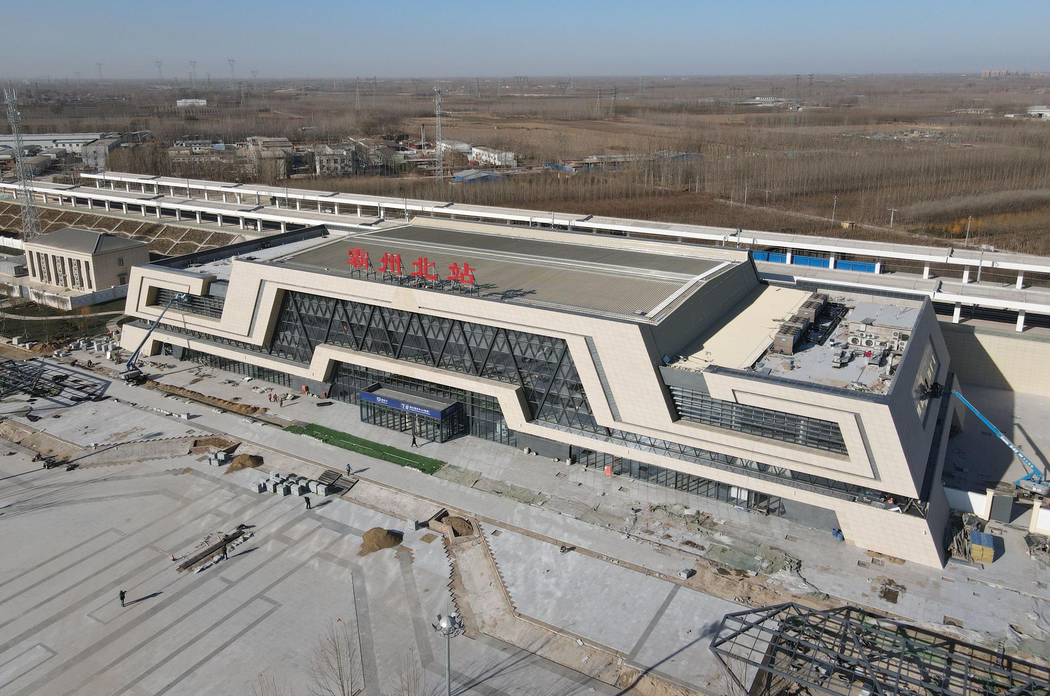 霸州北站外幕墙将"龙形"图文与汉字的"门"字巧妙结合,应用到建筑的